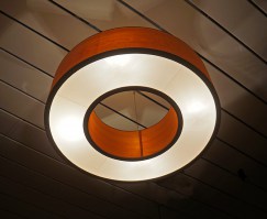 Grande lampe suspendue ronde à la forme d'un beignet en bois d'érable et dispose de multiples points E27 éclairage